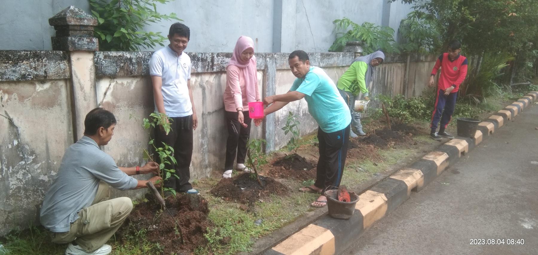 Sekrteris BPBD Kota Pontianak Muhamad Yasin saat memimpin penanaman bibit cabe di halaman kantor BPBD Kota Pontianak. 